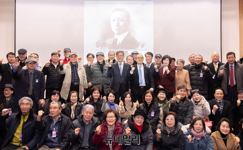 ▲ 건국이념보급회는 12일 오후 2시 서울 여의도 국회의사당 의원회관 대회의실에서 시사회를 열고 '이승만의 독립외교 33년'을 첫 공개했다. ⓒ서성진 기자