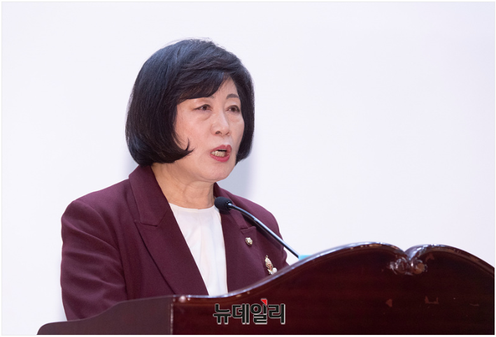 ▲ 정경희 국민의힘 의원이 12일 오후 국회 의원회관에서 열린 '이승만의 독립외교 33년' 다큐멘터리 시사회에서 개회사를 하고 있다. ⓒ서성진 기자