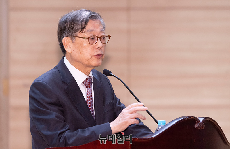 ▲ 김황식 이승만대통령기념재단 이사장이 12일 오후 국회 의원회관에서 열린 '이승만의 독립외교 33년' 다큐멘터리 시사회에서 축사를 하고 있다. ⓒ서성진 기자