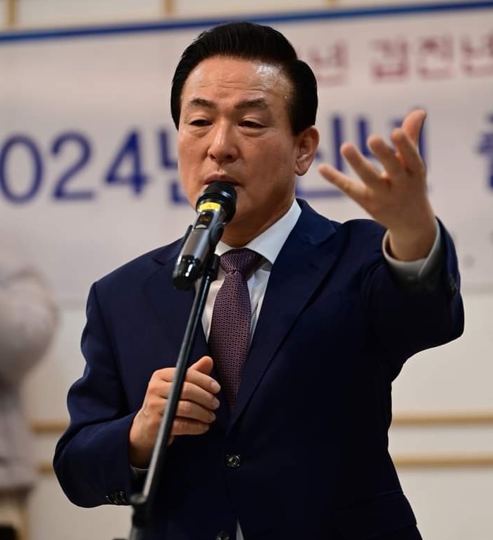 ▲ 백성현 논산시장이 12 논산의 한 식당에서 신년 출입 언론인과 오찬 간담회에서 인사말을 하고 있다.ⓒ논산시