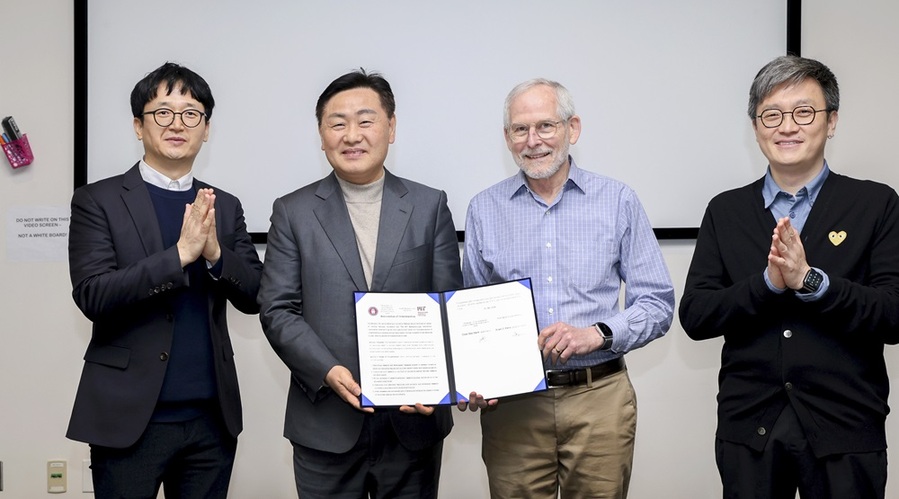 ▲ 미국을 방문중인 김관영 전북지사는 메사추세츠 공과대학(MIT) 기계생물학연구실(Mechano Biology Lab)에서 세계적 석학인 Roger D Kamm 교수와 세계연구동향을 공유하며 전북도와 협력 체계 구상을 논의하고 전북대학교와 MIT의 글로벌 공동연구 협력 업무협약(MOU) 체결을 격려했다.ⓒ전북도 사진 제공.