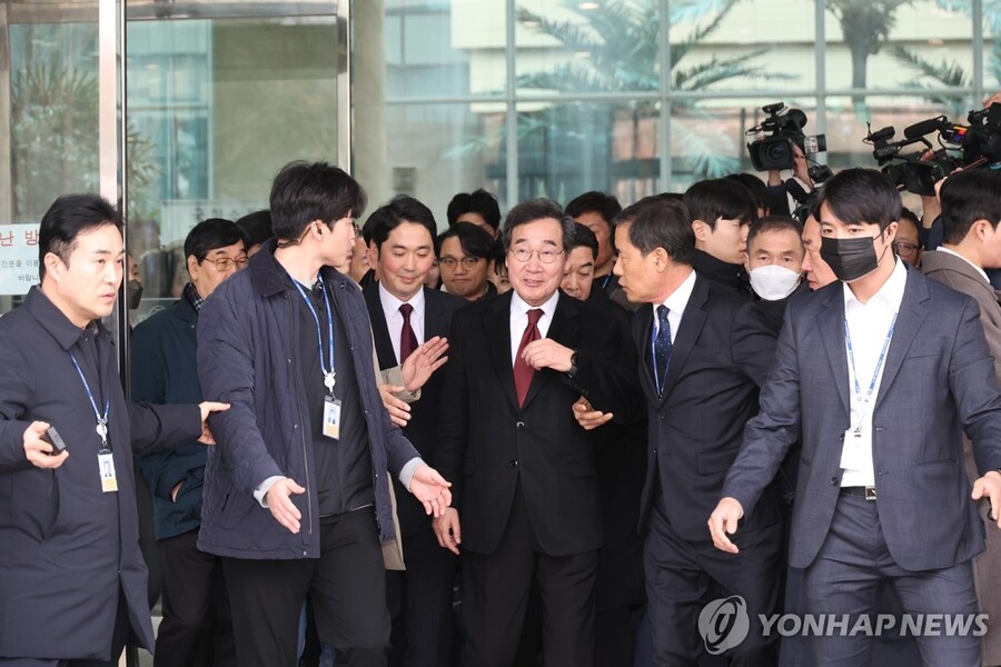 ▲ 더불어민주당 이낙연 전 대표가 지난 11일 국회에서 기자회견을 열고 탈당 및 신당 창당을 선언한 뒤 지지자들에게 둘러싸인 채 회견장을 나서고 있다. ⓒ연합뉴스