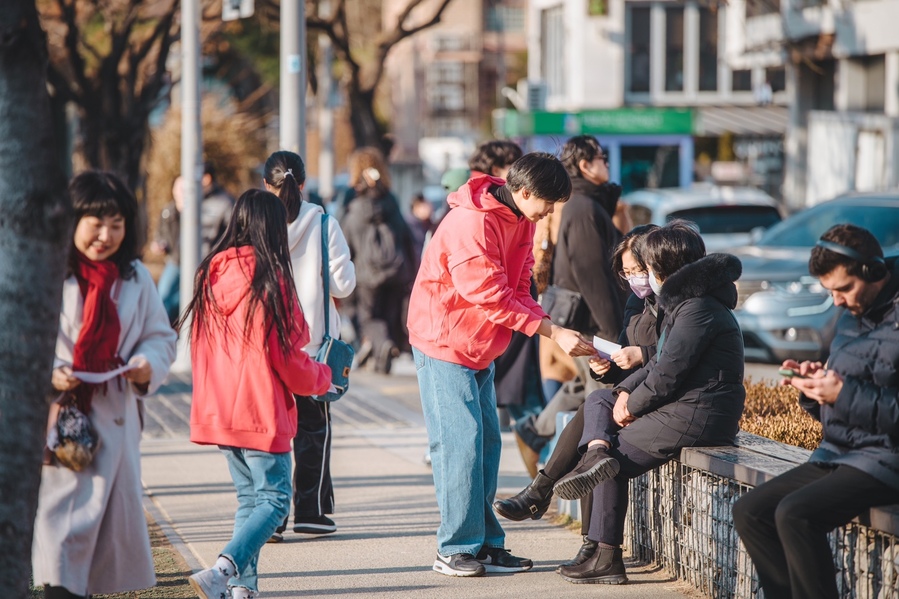 ▲ 달성군(군수 최재훈)은 핫플레이스로 각광받고 있는 서울시 마포구에 위치한 경의선 숲길에서 옥외광고와 플래시몹 공연을 통해 달성군 관광지 홍보 캠페인을 진행했다.ⓒ달성군