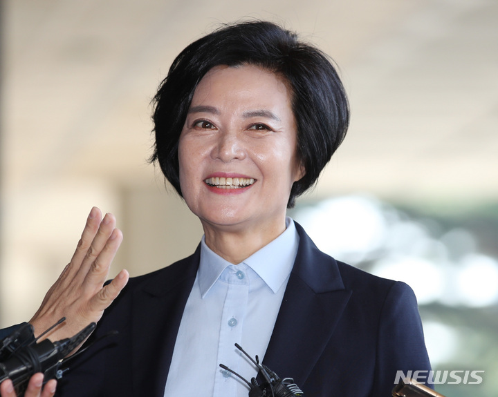 ▲ 청탁을 빌미로 억대 금품을 수수한 의혹 등을 받는 이정근 전 더불어민주당 사무부총장이 조사를 받기 위해 23일 오전 서울 서초구 서울중앙지검으로 출석하고 있다. 2022.09.22. ⓒ뉴시스