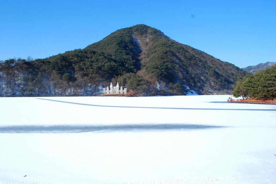 ▲ 꽁꽁 얼어붙은 비룡담 저수지.ⓒ진경수 山 애호가