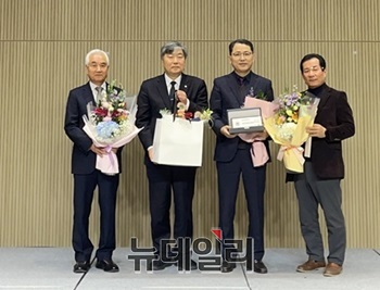 ▲ 원광언론인상을 수상한 소문관 전라일보 편집국장(오른쪽에서 두번째)ⓒ김경섭