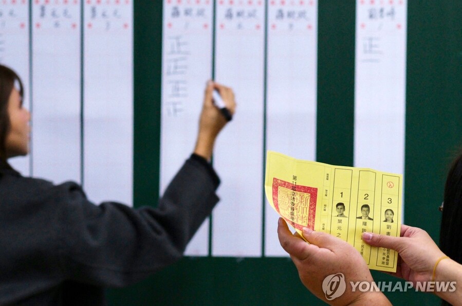 13일 오후 4시(현지시간) 대만에서 총통 선거 투표가 종료된 후 바로 개표가 진행되는 모습. ⓒ연합뉴스