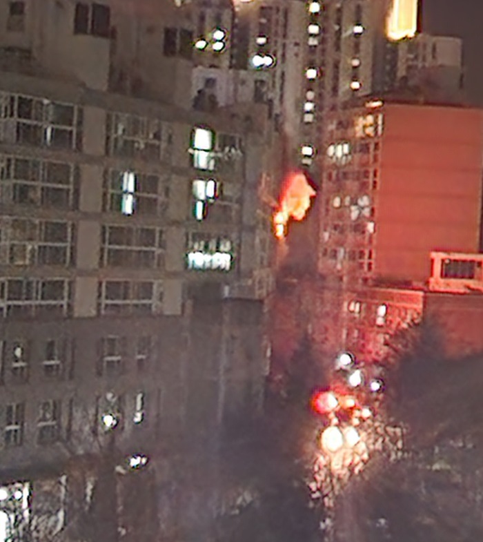 ▲ 14일 오후 11시쯤 세종시 한솔동 첫마을 1단지 아파트 7층에서 불이 나 창문 밖으로 불길이 치솟고 있다.ⓒ독자제보