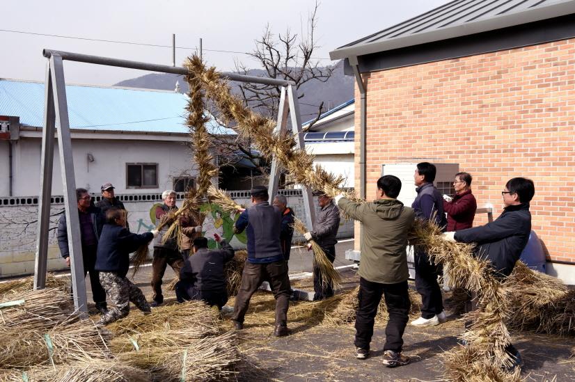 ▲ 충북 옥천군 청산면 교평리 마을주민들이 강줄당기기를 앞두고 볏짚으로 줄을 만들고 있다.ⓒ옥천군