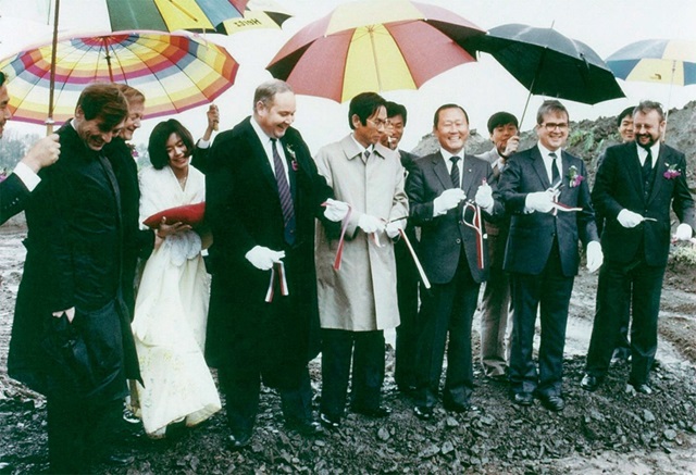 ▲ 1986년 독일 GSE사 합작 공장 기공식에 참석한 구자학 선대회장.ⓒ아워홈