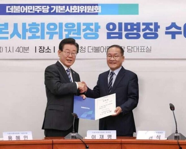 ▲ 더불어민주당 기본사회위원회 위원장인 이재명 대표가 2023년 6월 서울 여의도 국회에서 강위원 특보에게 임명장을 수여하는 모습, ⓒ강위원 특보 페이스북