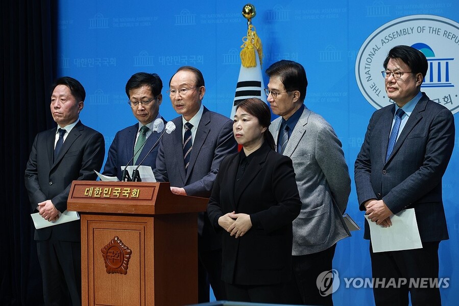 ▲ 최운열, 신경민 전 의원 등이 15일 오전 국회 소통관에서 민주당 탈당 기자회견을 하고 있다. 
ⓒ연합뉴스