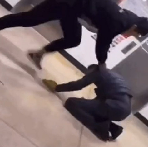 ▲ 지난 14일 소셜네트워크서비스(SNS)상에 퍼진 60대 경비원이 10대에게 폭행당해 실신하는 영상. ⓒX(옛 트위터) 화면 캡처