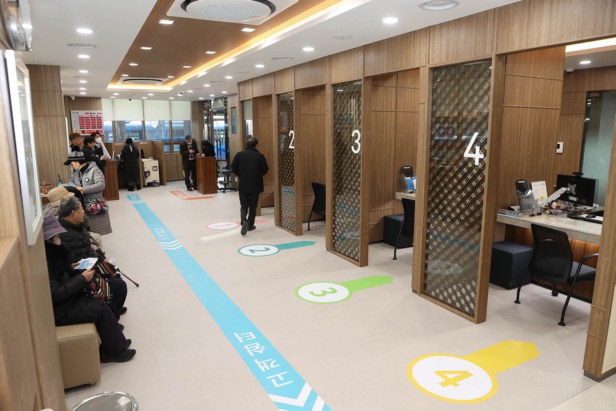 ▲ DGB대구은행(은행장 황병우)은 시니어 고객 이용 편의 향상 및 금융 소외계층과 함께하는 상생 금융 실천을 위해 시니어 특화점포 ‘대봉 브라보점’을 15일 개점했다.ⓒDGB대구은행