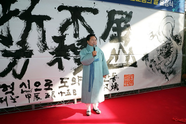 ▲ 권기창 시장이 15일 지역 주민과 함께 시정을 공유하고 현장 목소리를 청취하기 위해 청룡의 해 갑진년(甲辰年) 첫 읍면동 방문 출정식을 가졌다.ⓒ안동시