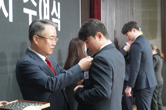 ▲ 송종민 부회장이 지난 15일 열린 신입사원 입사식에서 신입사원에게 배지를 달아주고 있다. ⓒ대한전선