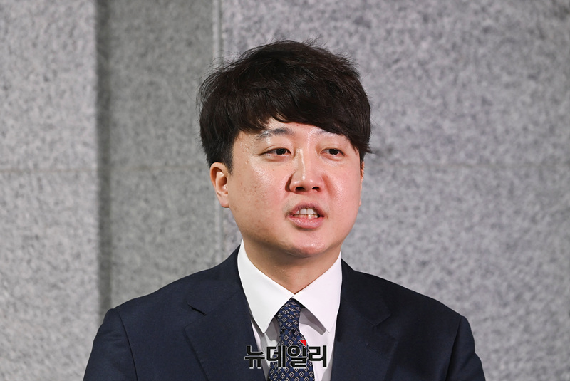▲ 이준석 전 국민의힘 대표가 9일 오전 국회 의원회관에서 열린 양향자 한국의희망 대표 출판기념회를 나서며 취재진의 질문에 답하고 있다. ⓒ서성진 기자