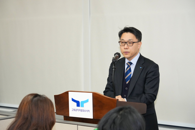 ▲ 퇴임을 앞둔 김진욱 고위공직자범죄수사처장이 16일 오전 정부과천청사 공수처 기자실에서 출입기자들과 질의응답을 하고 있다. ⓒ공수처 제공