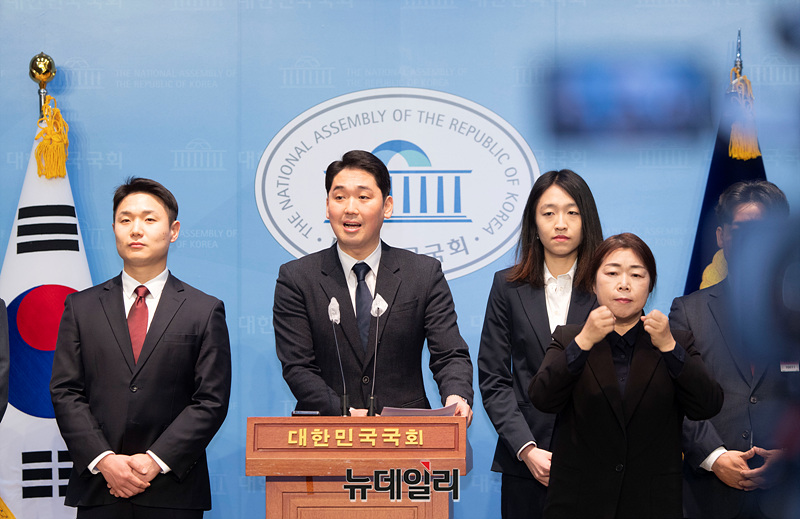 ▲ 더불어민주당 소속 신정현 전 경기도의원이 16일 오전 국회 소통관에서 더불어민주당 청년당원 1000명 탈당을 선언하고 있다. ⓒ서성진 기자