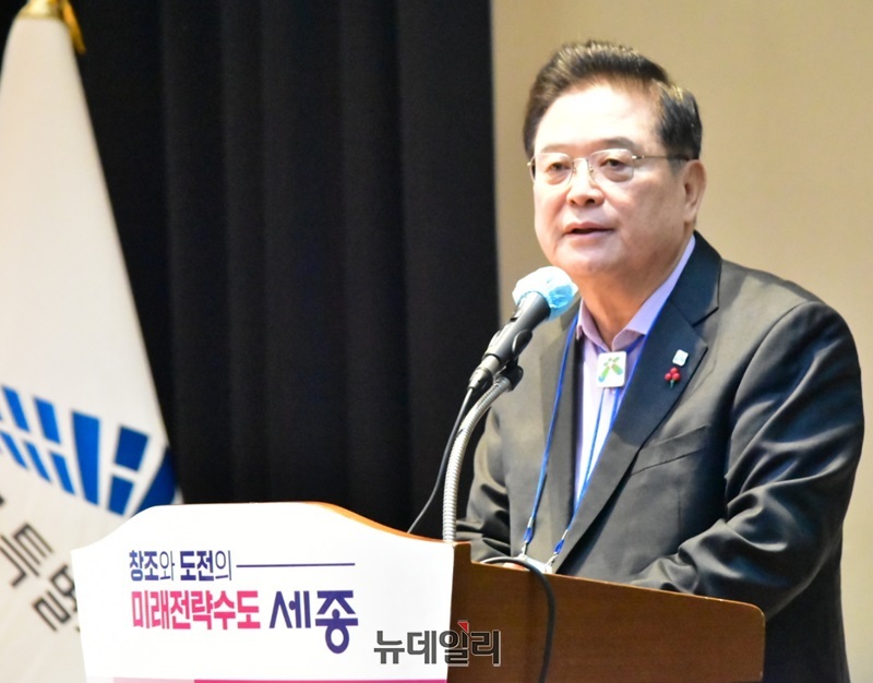 ▲ 우동기 지방시대위원회 위원장이 16일 시청 여민실에서 열린 세종시와 대통령 직속 지방시대위원회와 함께 지방시대 종합계획을 수립하기 위해 시민들의 의견을 청취하는 자리에서 인사말을 하고 있다.ⓒ이길표 기자