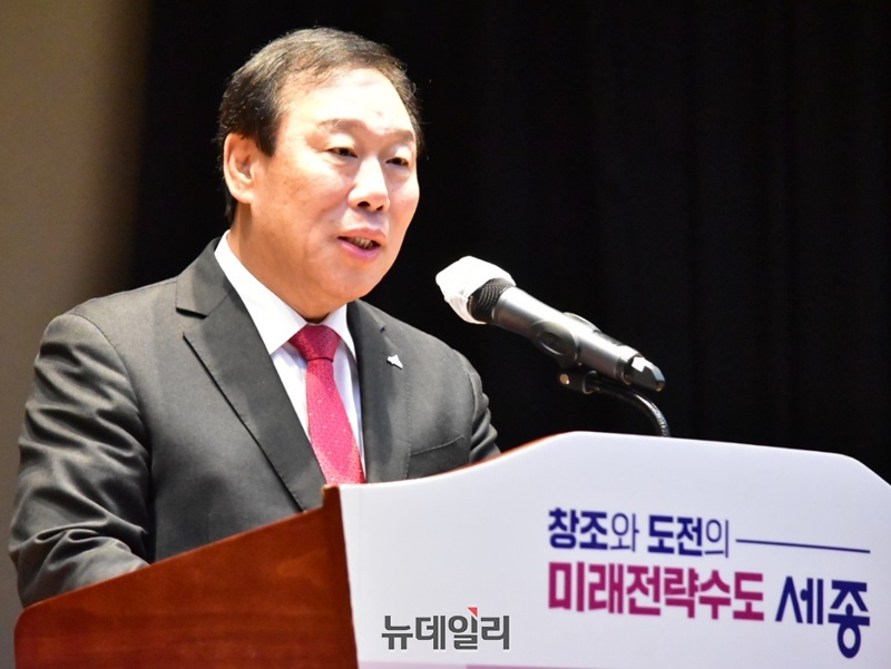 ▲ 최민호 세종시장이 16일 시청 여민실에서 열린 세종시와 대통령 직속 지방시대위원회와 함께 지방시대 종합계획을 수립하기 위해 시민들의 의견을 청취하는 자리에서 인사말을 하고 있다.ⓒ이길표 기자