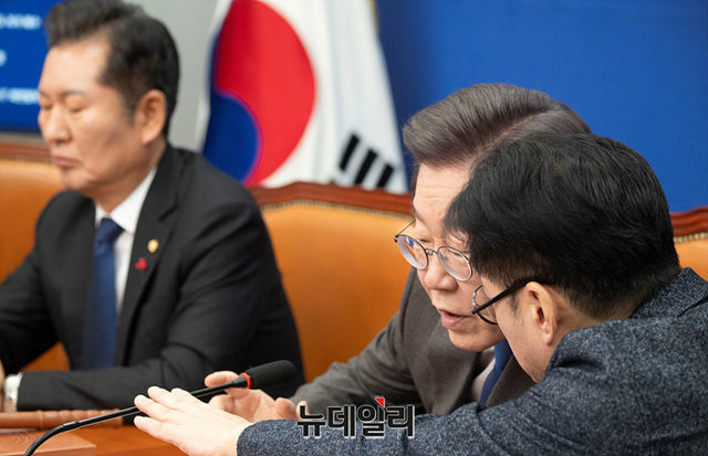 ▲ 이재명 더불어민주당 대표가 지난달 29일 국회에서 열린 최고위원회의에 참석해 홍익표 민주당 원내대표와 대화를 나누고 있다. ⓒ서성진 기자