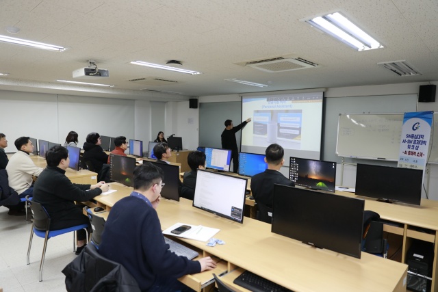 ▲ 가천대학교 공과대학 교수들이 ‘AI-SW 공과대학 워크숍’에서 강의를 듣고 있다. ⓒ가천대 제공