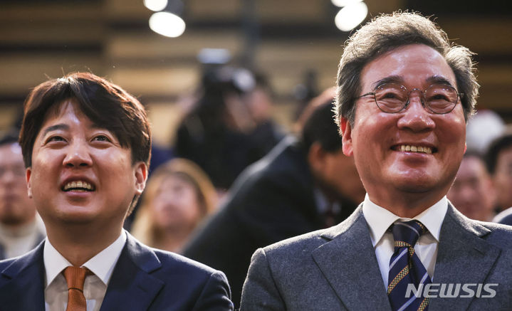 ▲ 더불어민주당을 탈당하고 신당 창당을 추진중인 이낙연 전 대표와 이준석 개혁신당 정강정책위원장이 16일 서울 동작구 서울여성플라자에서 열린 새로운미래 출범식에서 웃고 있다. ⓒ뉴시스