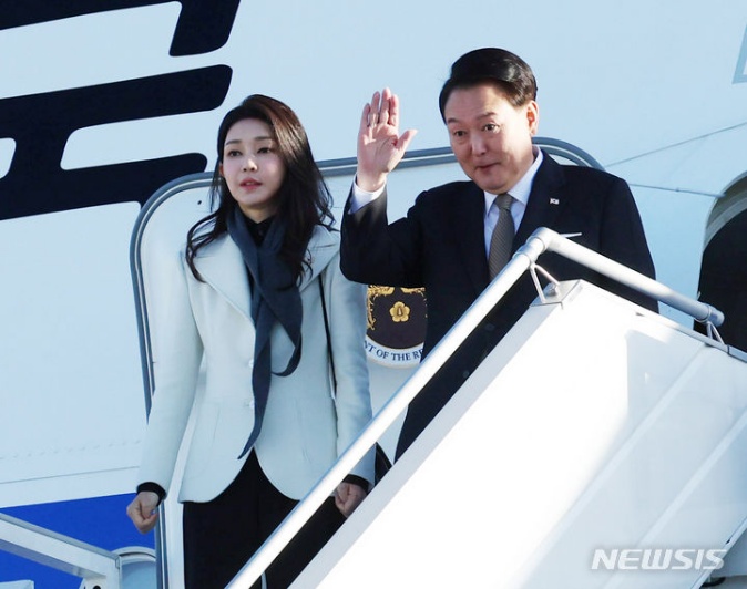 ▲ 윤석열 대통령과 부인 김건희 여사가 지난해 11월25일(현지시간) 파리 오를리공항에 도착해 공군 1호기 탑승에 앞서 인사하고 있다. ⓒ뉴시스
