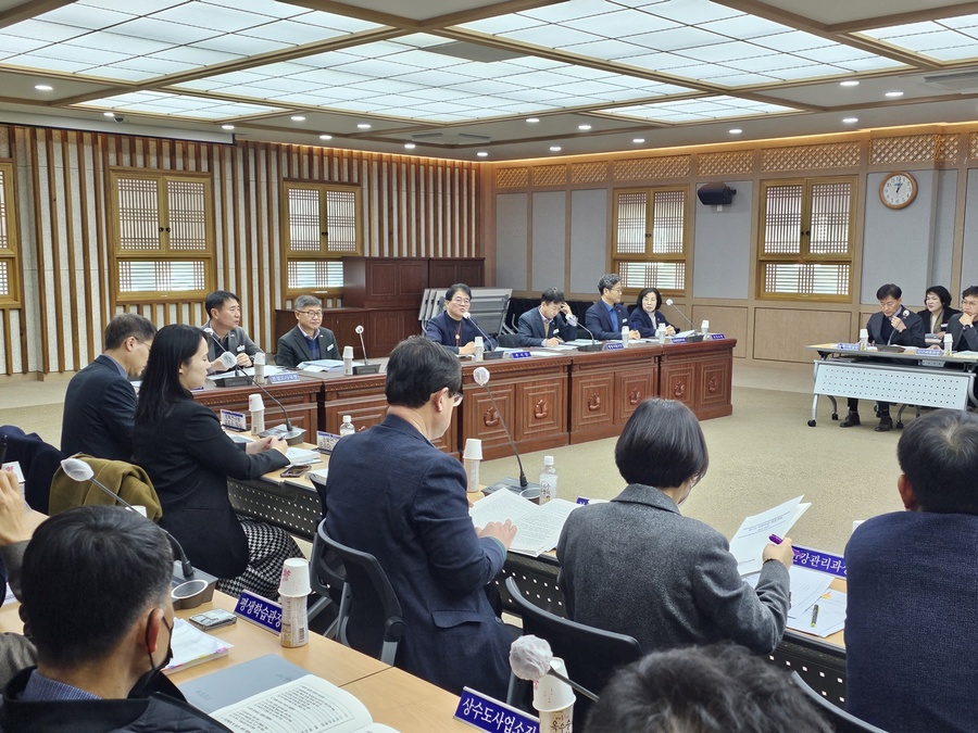 ▲ 영천시(시장 최기문)는 16일 시청 대회의실에서 윤석열 정부 지방시대 대응 영천시 발전방안 토론회를 주최했다.ⓒ영천시