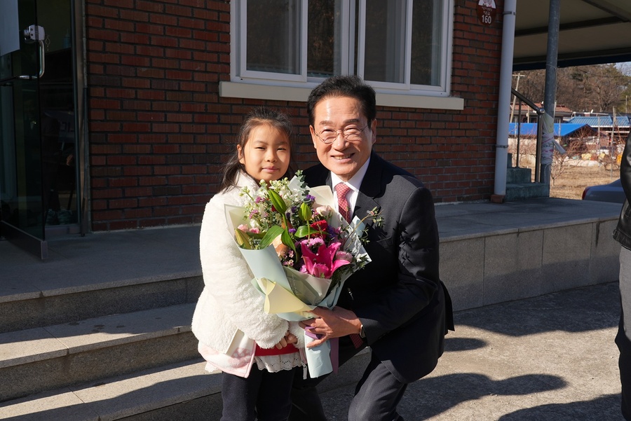 ▲ 최기문 영천시장이 새해인사회에서 어린이로부터 환영 꽃다발을 받고 있다.ⓒ영천시