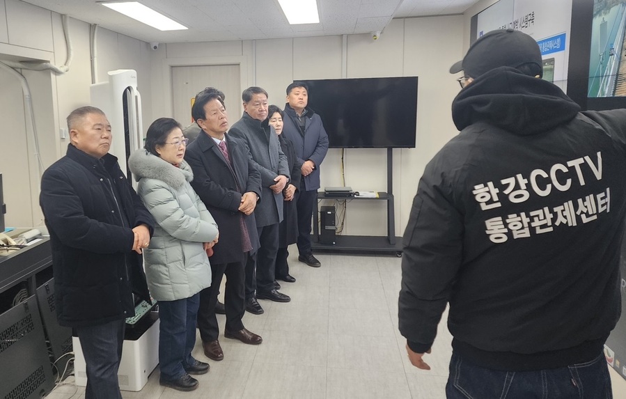 ▲ 단양군의회 의원들이 16일 서울 한강 CCTV 통합관제센터에서 관계자로부터 설명을 듣고 있다.ⓒ단양군의회