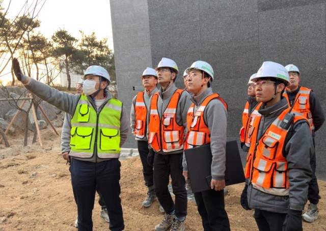 ▲ 윤진오 동부건설 대표이사(맨 좌측)가 동절기 현장 안전점검을 실시하고 있다. ⓒ동부건설