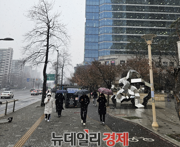 ▲ 17일 서울시 송파구 잠실역 인근에 눈이 내리고 있다.ⓒ최영찬 기자