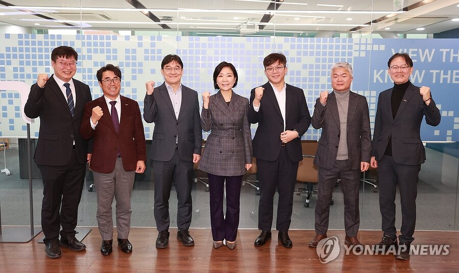 ▲ 오영주 중소벤처기업부 장관(왼쪽 네 번째)이 17일 서울 서초구 소재 AI 의료기기 혁신기업 (주)뷰노를 방문해 현장 의견을 청취 후 참석자들과 기념 촬영을 하고 있다. 왼쪽부터 김우순 중소벤처기업부 기술혁신정책과장, 임병훈 이노비즈협회장, 유태준 마음AI 대표, 오영주 중소벤처기업부 장관, 이예하 (주)뷰노 대표, 한종회 딥브레인AI 대표, 정광천 이노비즈협회 감사. ⓒ연합뉴스