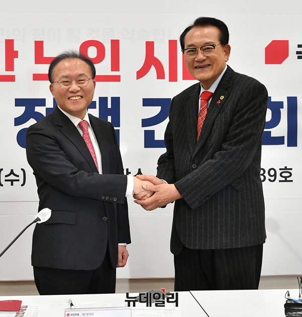 ▲ 윤재옥 국민의힘 원내대표와 김호일 대한노인회장이 17일 국회에서 열린 '어르신 정책 간담회'에서 인사를 나누고 있다.ⓒ이종현 기자