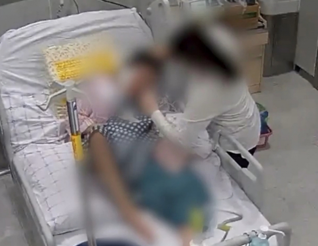 ▲ 자신이 돌보던 환자를 폭행한 50대 여성 간병인의 모습. ⓒSBS 보도 화면 캡처