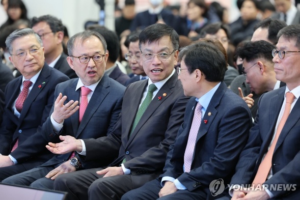 ▲ 최상목 경제부총리 겸 기획재정부 장관이 17일 오후 서울 서초구 aT센터에서 열린 2024 공공기관 채용정보박람회에 참석해 이성희 고용노동부 차관 등 참석자들과 대화하고 있다. ⓒ연합뉴스