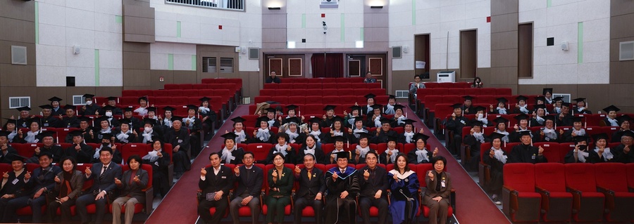 ▲ 청도군(군수 김하수)은 지난 16일 청소년수련관 다목적홀에서 수강생 및 내빈 130여 명이 참석한 가운데 2023년 청도행복아카데미 합동 수료식을 마쳤다.ⓒ청도군