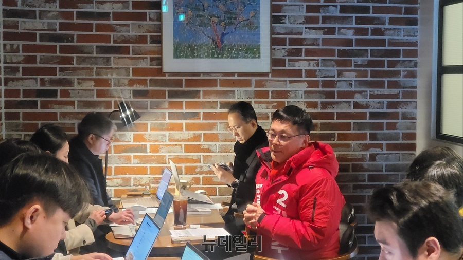 ▲ 국민의힘 강성주 예비후보는 16일 경북도당 인근 카페에서 정치부 기자들 10여 명과 간담회를 열었다.ⓒ뉴데일리