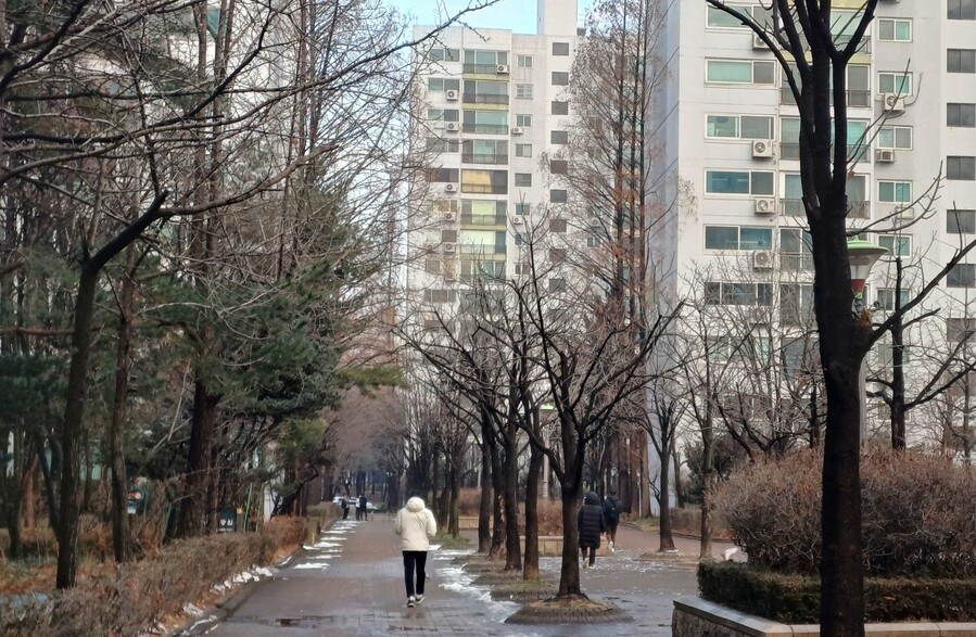 ▲ 18일 오전 서울 양천구 목동아파트 14단지 주민들이 출근하고 있는 모습. ⓒ이바름 기자