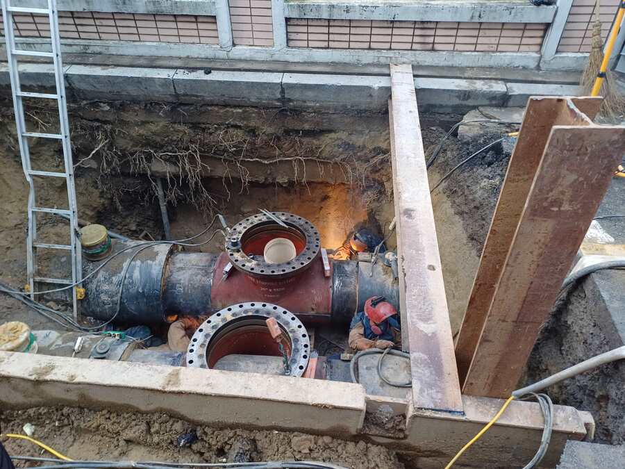 ▲ 온수가 신정가압펌프장을 통하지 않도록 두개의 관로를 직접 연결하는 작업.ⓒ이바름 기자