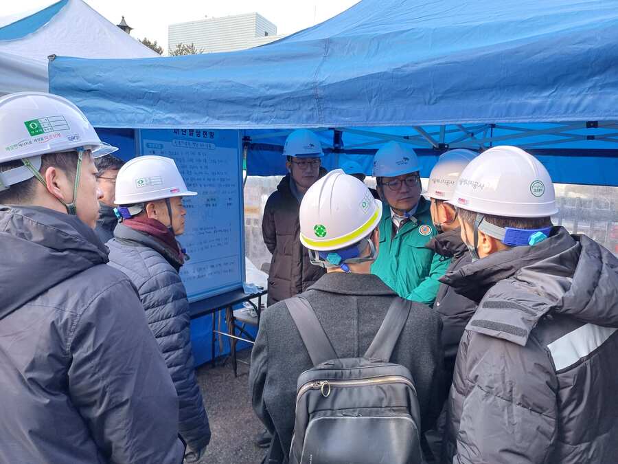 ▲ 강경성 산업통상자원부 1차관이 18일 오전 신정가압펌프장 사고 현장을 찾아 작업현황을 보고받고 있다. ⓒ이바름 기자