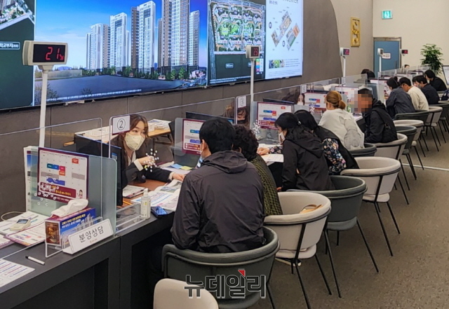 ▲ 예비청약자들이 한 견본주택에서 상담을 받고 있다. 사진=박정환 기자