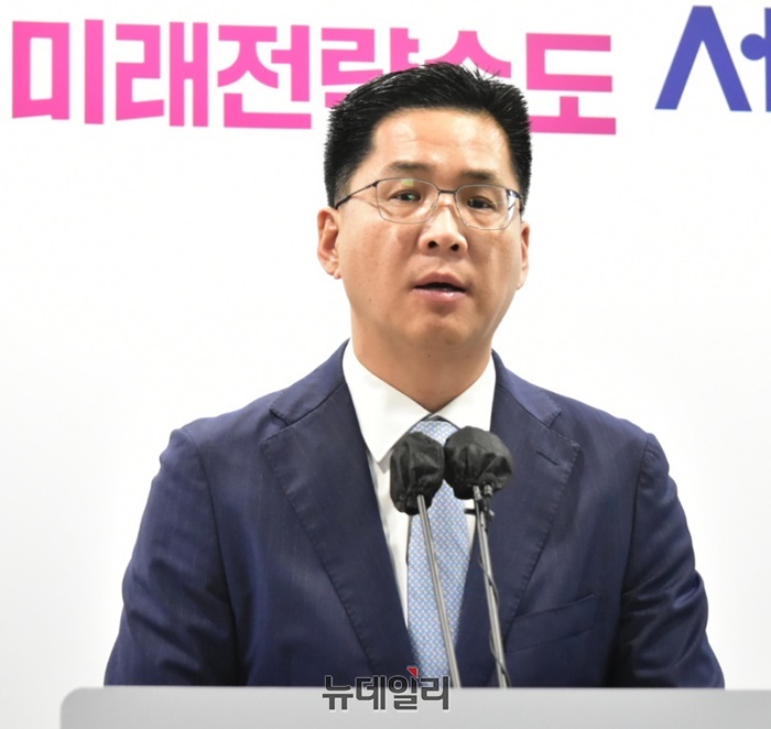 ▲ 김상기 세종시 기획조정실장은 18일 시청 정음실에서 2024년 기획조정실 3대 분야 주요 업무계획을 발표하고 있다.ⓒ이길표 기자