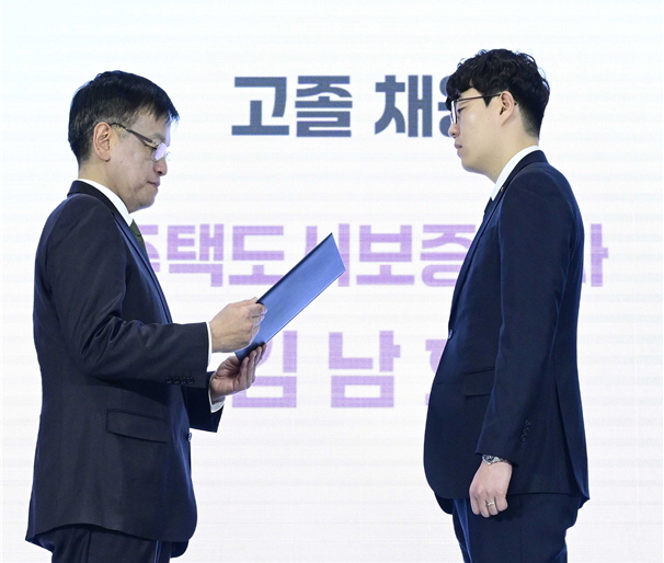 ▲ 김남호 HUG 서울북부관리센터 주임(우측)이 최상목 부총리 겸 기획재정부 장관에게 최우수상을 받고 있다. ⓒHUG