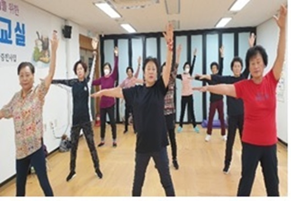 ▲ 부안군은 신체활동 부족 및 여성호르몬 감소 등으로 만성질환 위험요인을 가지고 있는 성인 여성 대상으로 2024년 신체활동 명품건강교실 1기 프로그램을 운영한다.ⓒ부안군 사진 제공.