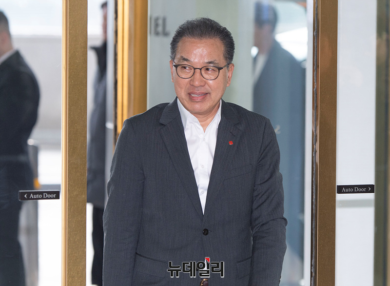 ▲ 정준호 롯데쇼핑 백화점사업부 대표이사가 18일 열린 롯데 사장단 회의에 들어서고 있다. ⓒ서성진 기자