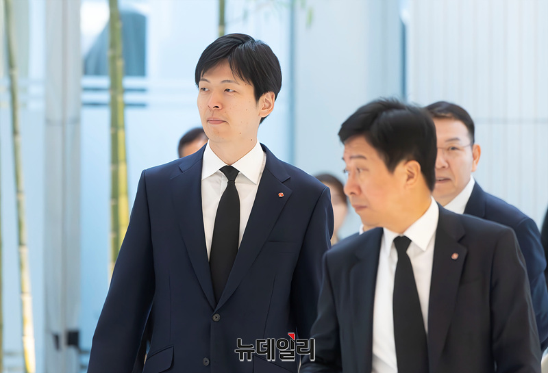 ▲ 18일 롯데월드타워에서 열린 고(故) 신격호 롯데그룹 창업주의 4주기 추모식에 참석하는 신유열 롯데지주 전무.ⓒ서성진 기자