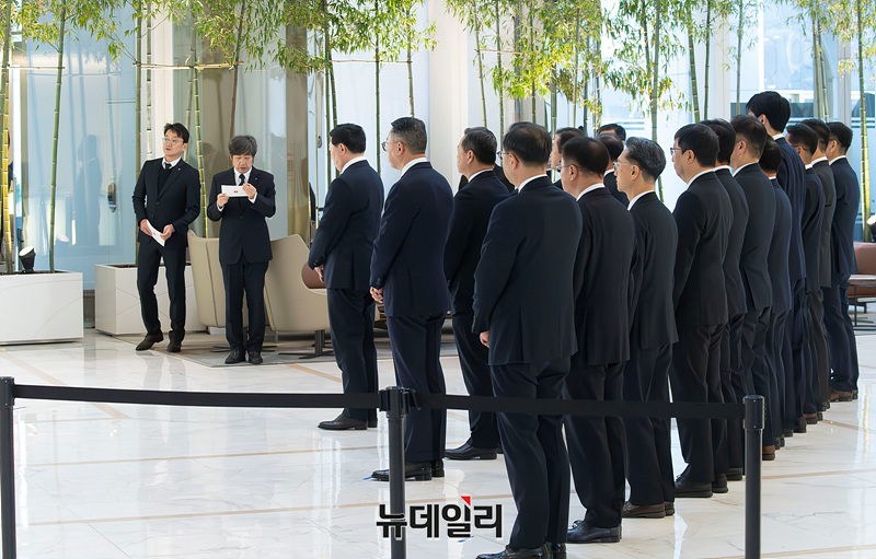 ▲ 18일 롯데월드타워에서 열린 고(故) 신격호 롯데그룹 창업주의 4주기 추모식에서 신동빈 롯데그룹 회장을 비롯한 경영진이 묵념하고 있다.ⓒ서성진 기자